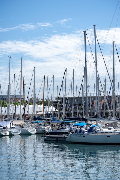 Yacht di lusso nel porto di port vell sul mar mediterraneo barcellona spagna 26 maggio 2022