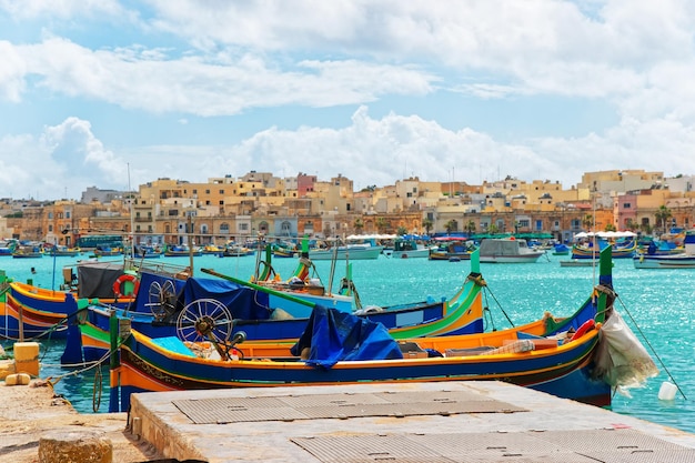 Luzzu kleurrijke boten bij Marsaxlokk Bay op het eiland Malta