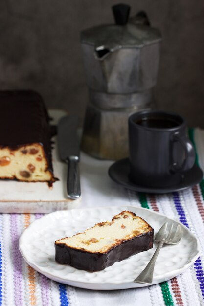 Lviv cheesecake, een traditioneel Oekraïens dessert met rozijnen, omhuld met chocoladesuikerglazuur.