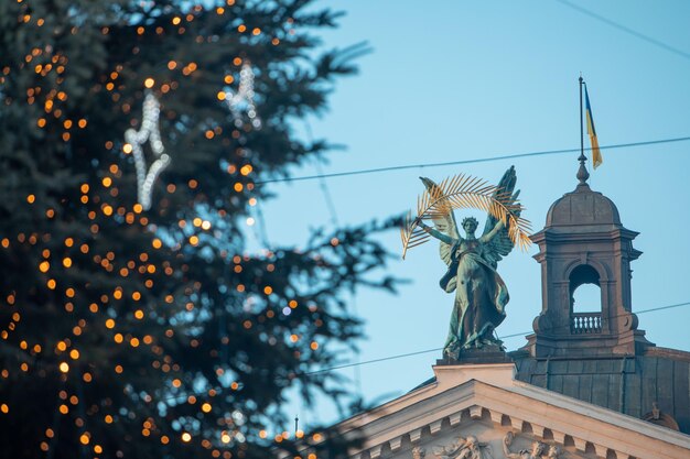 リヴィウ市のクリスマス ツリーをクローズ アップ