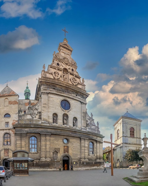 Lviv, Oekraïne 07.07.2021. Bernardine-klooster in de oude stad van Lviv, Oekraïne, op een zonnige zomerochtend