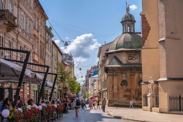 Lviv, Oekraïne 07.07.2021. Galitskaya-straat in de oude stad van Lviv, Oekraïne, op een zonnige zomerdag