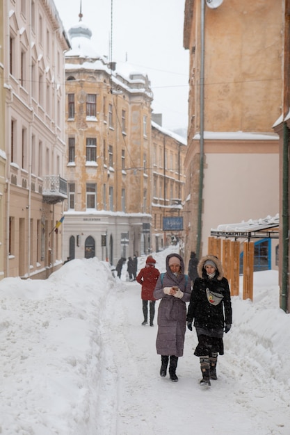 Lviv, Oekraïne - 12 februari 2021: stadsstraten na sneeuwstorm