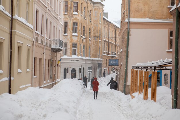 Lviv, Oekraïne - 12 februari 2021: stadsstraten na sneeuwstorm