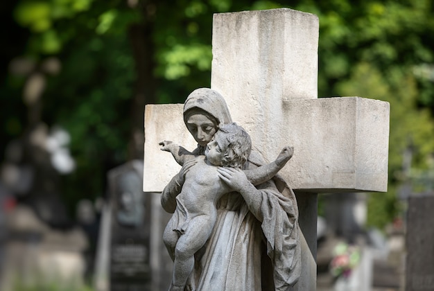 Lviv, Oekraïne - 25 mei 2020: Oude Lychakiv-begraafplaats in Lviv. Oud standbeeld op graf op de Lychakivskyj-begraafplaats