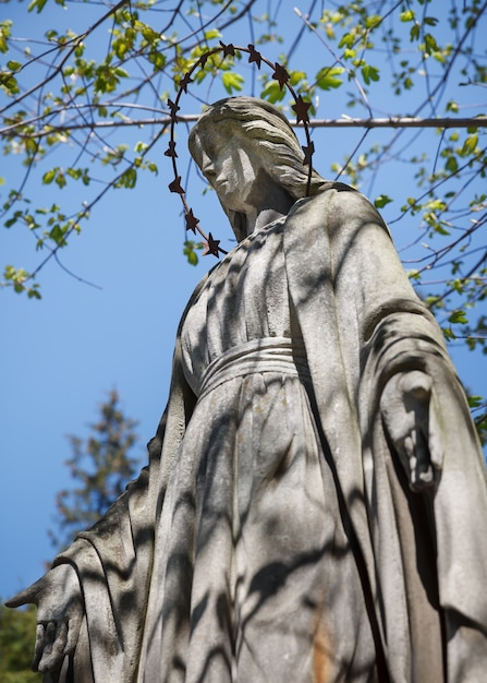 Lviv, Oekraïne - 27 april 2016: Oud standbeeld op graf op de Lychakivskyj-begraafplaats van Lviv, Oekraïne. Officieel staatsmuseum voor geschiedenis en cultuur - Lychakiv-begraafplaats