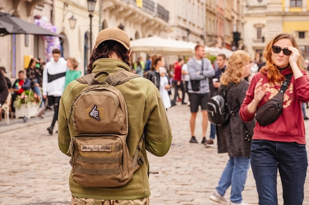 Foto lviv oekraïne 4 september 2022 mensen in een drukke europese stad