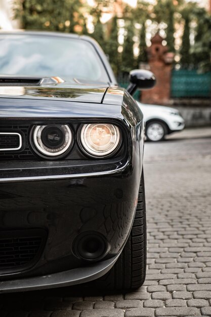 Lviv Oekraïne 6 juni 2020 koplamp van dodge charger close-up