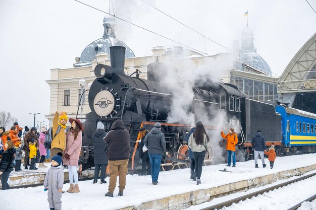 Lviv, Oekraïne - 9 januari 2022: mensen toeristen in de buurt van oude stam trein attractie