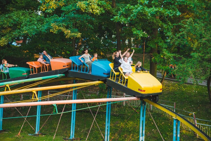 LVIV OEKRANE 1 september 2018 mensen rijden attractie in stadspark plezier moeder met kind