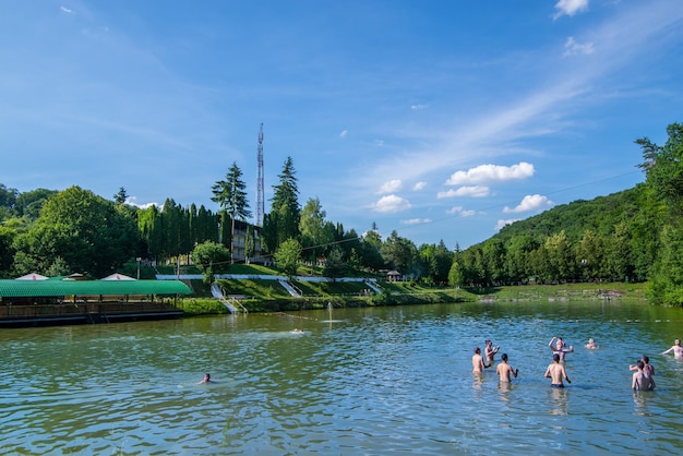 Lviv oekrane 9 juni 2018 mensen zwemmen in meer in zonnige zomerdag