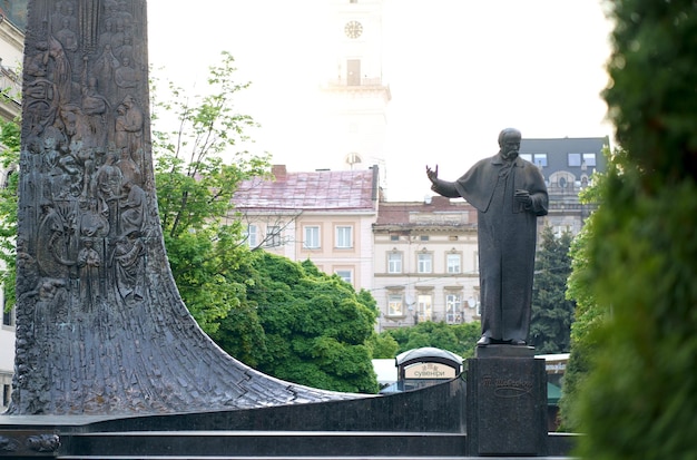 LVIV, 우크라이나 -2021: Taras Shevchenko 기념물, Lviv, 우크라이나. 4.45m 길이의 Taras Shevchenko 동상과 Syhorskih bros가 제작한 부조 조각이 있는 Wave of Renaissance Stella가 있습니다.