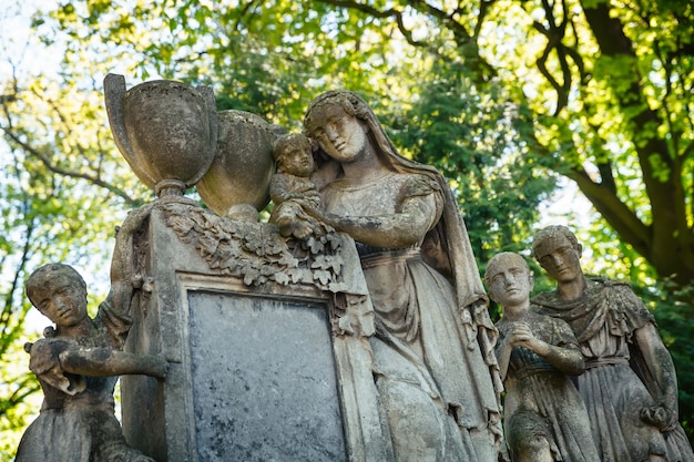 Lviv, ucraina - 27 aprile 2016: vecchia statua sulla tomba nel cimitero lychakivskyj di lviv, ucraina. museo-preserva ufficiale di storia e cultura statale - cimitero di lychakiv