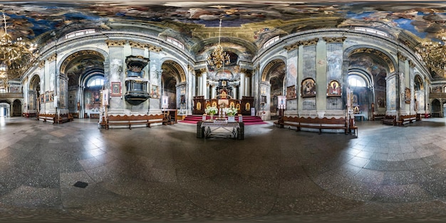 LVIV UKRAINE 8월 2019 전체 구형 이음매 없는 hdri 파노라마 360도 내부 천정이 있는 등방형 투영 VR AR 콘텐츠에서 대천사 미카엘의 오래된 고딕 연합 교회 내부