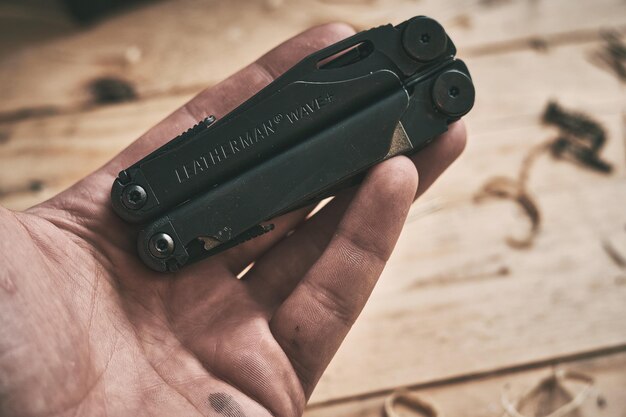 Foto lv ukivraine 21 dicembre 2023 multitool leatherman wave plus nero