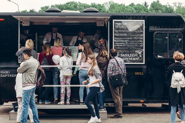 Foto lviv ucraina 21 maggio 2017 furgone mobile di bevande e snack e rinfreschi al camion di cibo festival del cibo di strada con barbecue al mercato alimentare