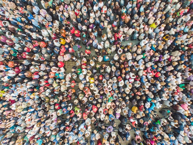 Foto lviv ucraina 7 ottobre 2018 vista aerea processione religiosa nelle strade della città