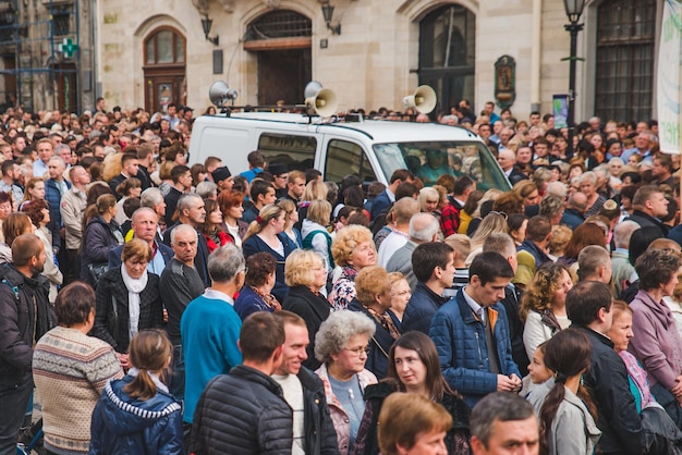 LVIV 우크라이나 2018년 10월 7일 도시 거리 수녀와 승려의 종교 행렬