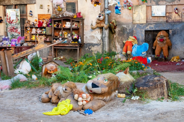 リヴィウ。ウクライナ-2019年9月22日：リヴィウで失われたおもちゃの庭。