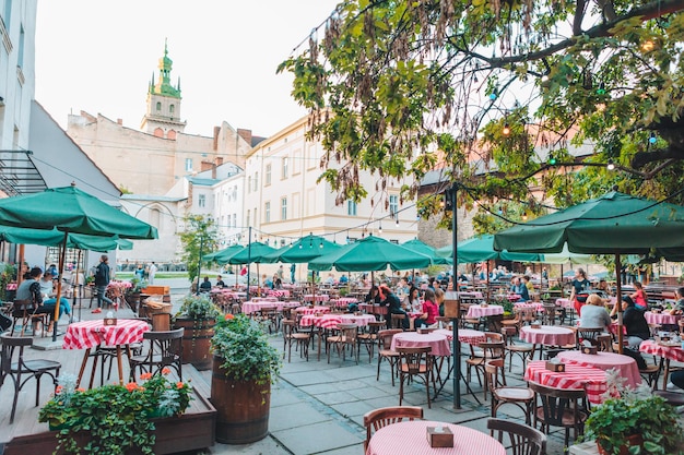 Львов, Украина, 5 сентября 2019 года, люди едят, разговаривают, пьют в кафе-ресторане на открытом воздухе