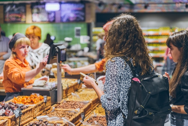 Lviv ucraina 8 settembre 2018 persone che acquistano frutta secca nel negozio di alimentari