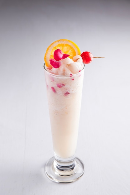 Lychee Smoothie op een lichte achtergrond