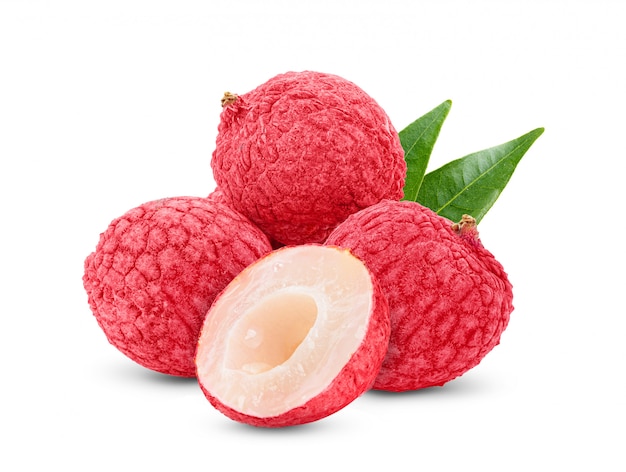 Foto frutta tropicale del litchi con le foglie su fondo bianco.