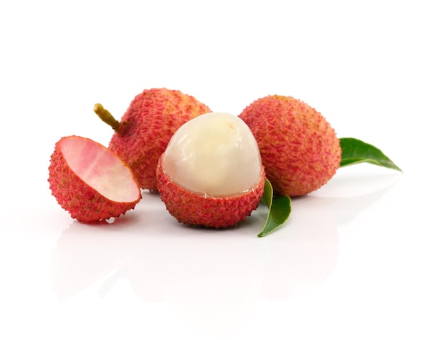 Foto litchi su sfondo bianco