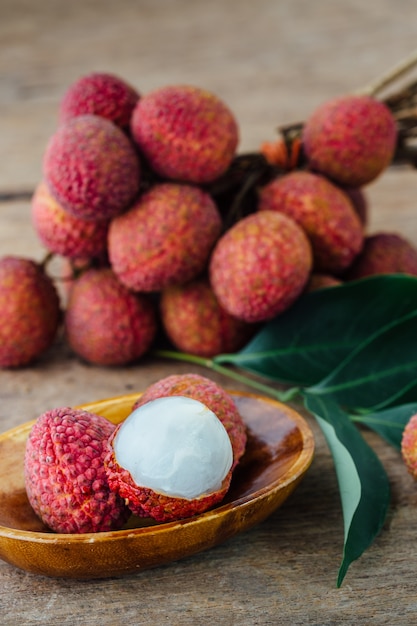 Foto litchi sul tavolo di legno