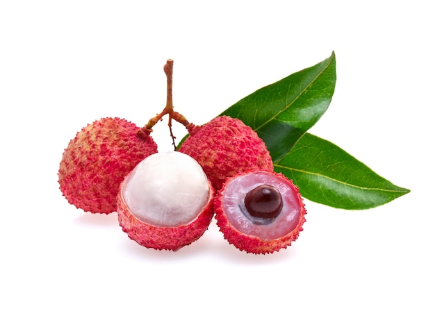 Lychees geïsoleerd op de witte achtergrond