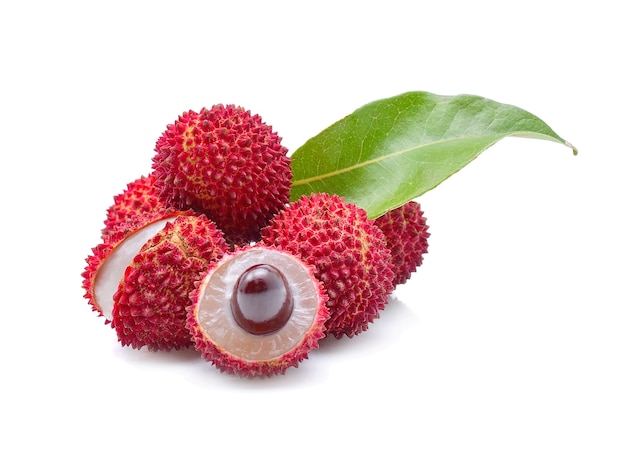 Lychees geïsoleerd op de witte achtergrond