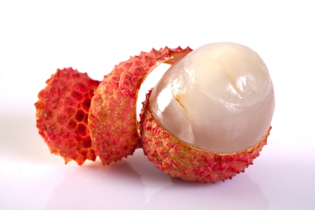 lychees geïsoleerd op de witte achtergrond