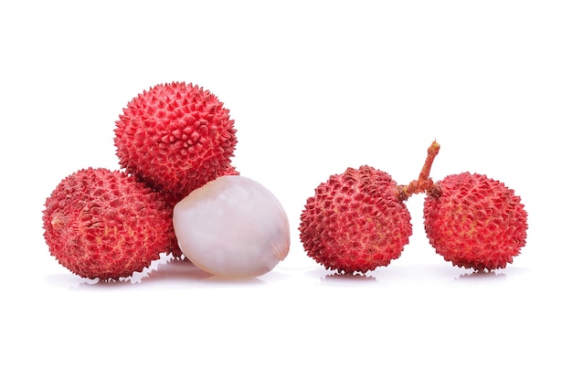 Lychees geïsoleerd op wit