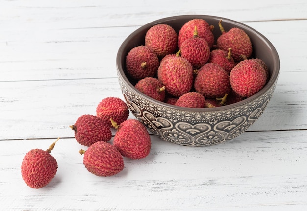 Lychees in een kom boven houten tafel