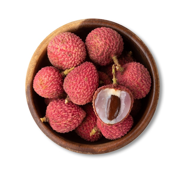 Lychees in een kom geïsoleerd op witte achtergrond.