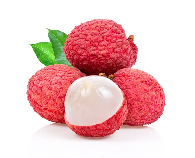 Litchi isolati su superficie bianca