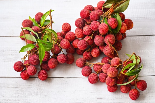 Lychees op achtergrond vers rijp lychee fruit tropisch fruit lychees in Thailand bovenaanzicht