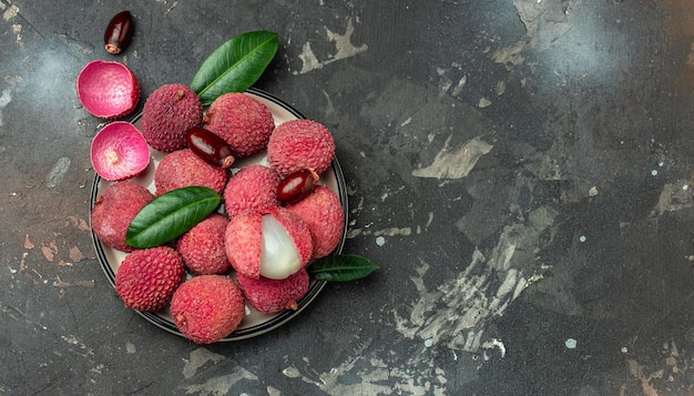 lychees Rijpe lychee Exotisch Aziatisch fruit op een donkere achtergrond Lang bannerformaat bovenaanzicht