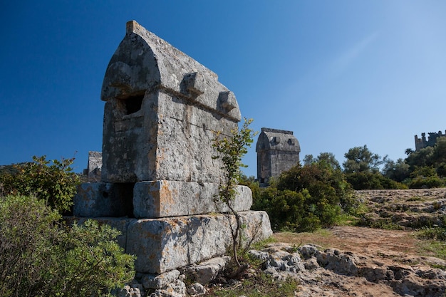 Lycische graven in kalekoy simena, liggend op een lycische lange-afstandstrekkingsroute die door simena, turkije gaat