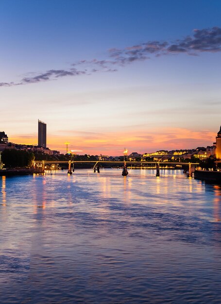 Photo lyon after sunset with saone river