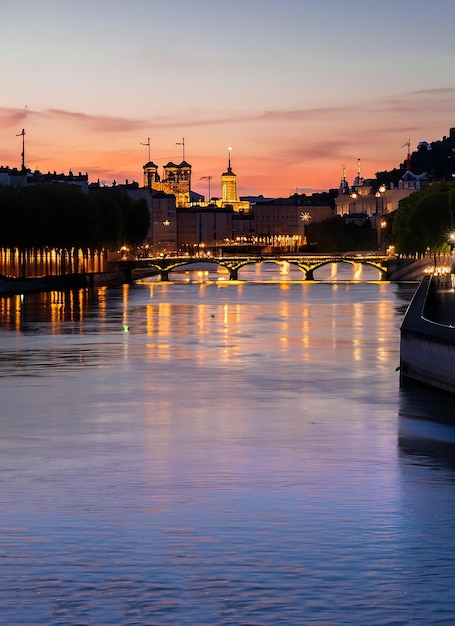 Foto lyon dopo il tramonto con il fiume saone