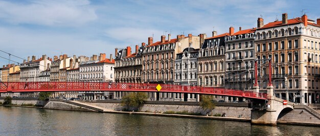 Город Лион с красным мостом летом