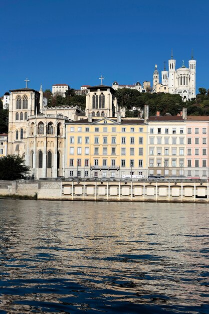 Lyon stad met rivier de rhône en basiliek