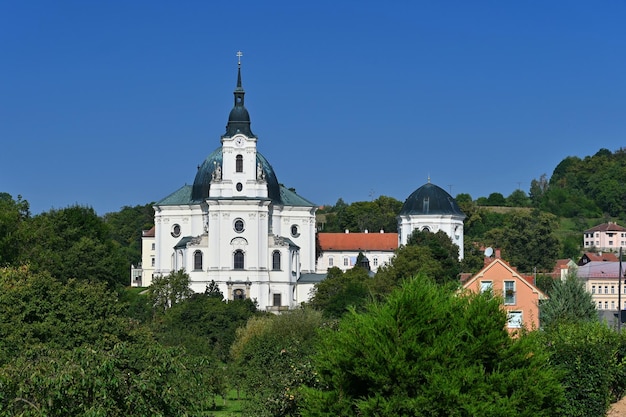 Photo lysice a beautiful old castle in the czech republic a summer sunny day and a tip for a family trip a popular tourist spot