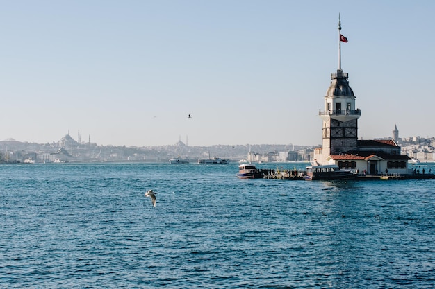 Maagdentoren gelegen in het midden van de Bosporus