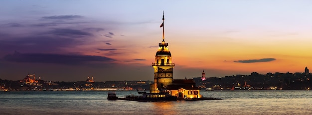 Maagdentoren in Bosforus verlicht bij zonsondergang, Istanbul