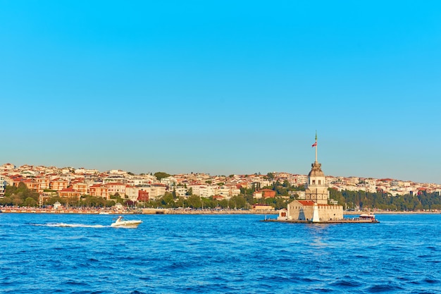 Maagdentoren in de straat van bosporus. een van de symbolen van de stad istanbul.