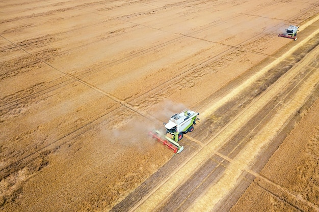 Maaidorser bezig met een tarweveld. Maaidorser Luchtfoto.