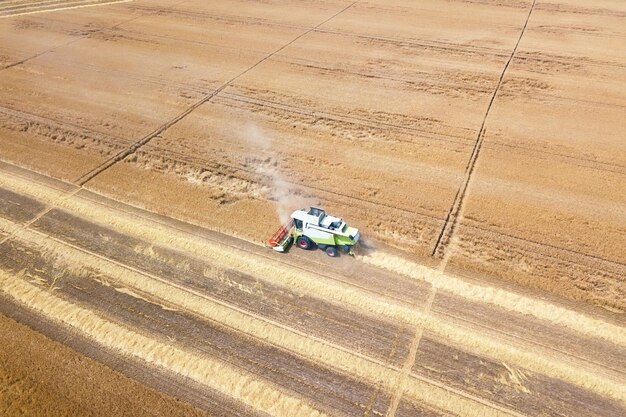 Maaidorser bezig met een tarweveld. Maaidorser Luchtfoto.