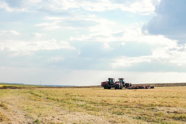 Maaidorser op het veld van tarwe Perfect zomers uitzicht vanaf vliegende drone van het oogsten van tarwe op zonsondergang Pittoreske landelijke scène in Oekraïne Europa